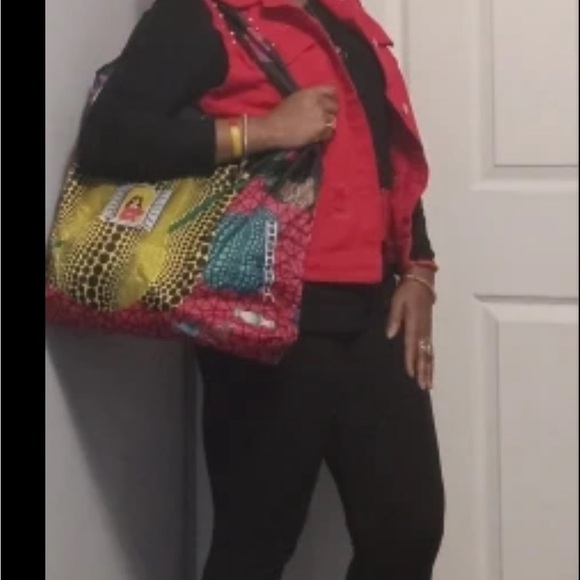 YAYOI KUSAMA LARGE COLORFUL SHOPPER BAG: GIRL LOOKING OUT OF PUMPKIN WINDOW - Picture 10 of 10